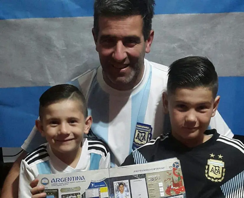 Las figuritas del Mundial llaman la atención a chicos y grandes