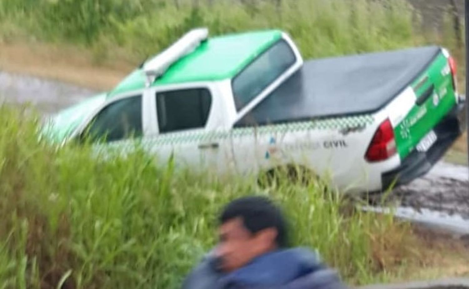 Susto para Roleri: perdió el control de la camioneta y terminó en una zanja, sin lesiones