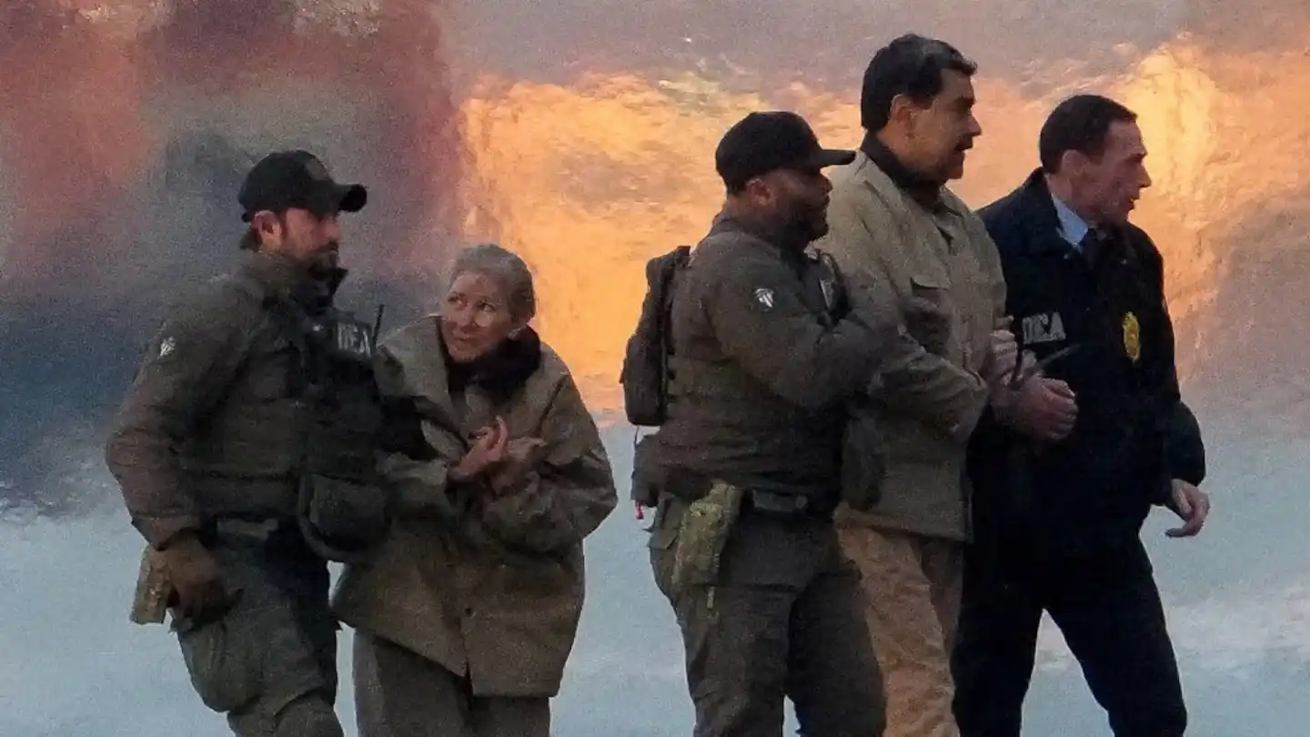 Agentes de la DEA trasladan a Nicolás Maduro y su esposa, Cilia Flores (Foto: Reuters)