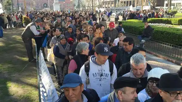 Regalaban fruta como protesta y fueron desbordados por la gente