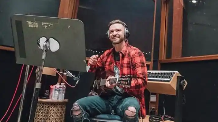 Arman trabuco musical para recibir a Joe Biden