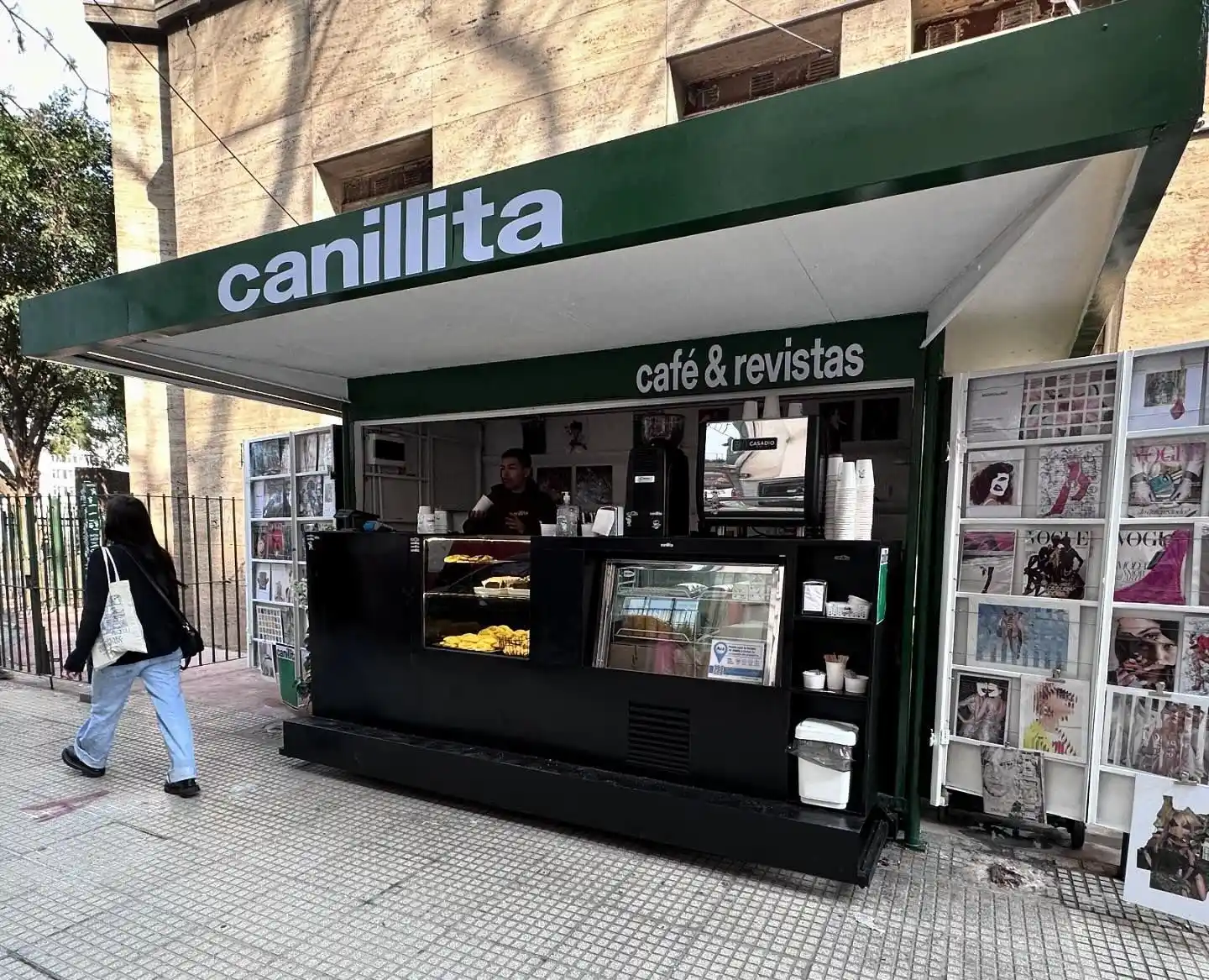 Un antiguo kiosco de diarios se reinventa como cafetería en Buenos Aires, combinando nostalgia y modernidad
