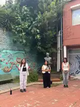 Sabrina Vincent, Malena Pereyra y Giuliana Ferrante, estudiantes de la carrera de Turismo que propusieron un circuito sobre Gardel en Tandil.