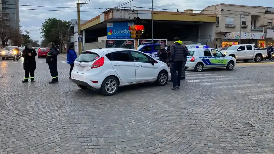 Accidente de tránsito en 25 de Mayo y bulevar Buenos Aires