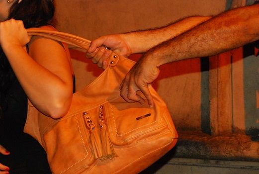 Iba al trabajo y para robarle la cartera la tiraron de la moto