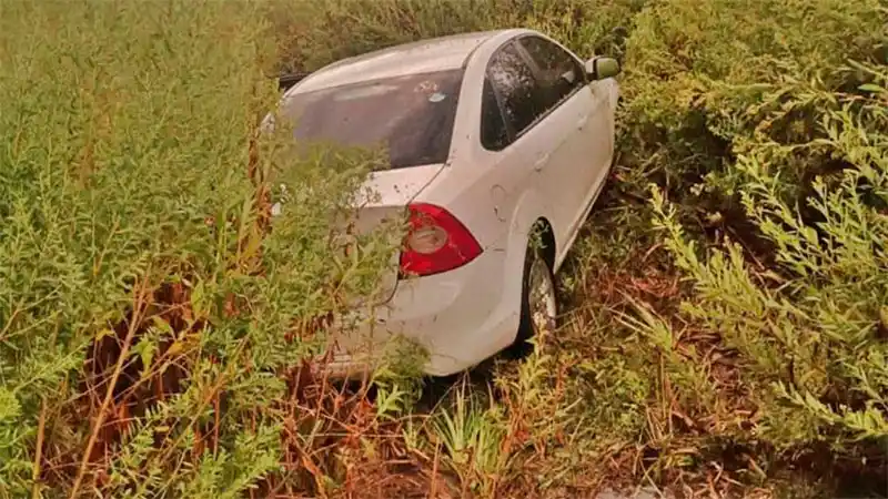 Fuerte choque entre un auto y una camioneta en la Autovía Artigas