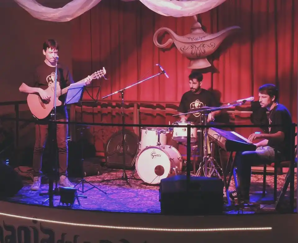 Música y diversión con un show del trío “Golden Band”