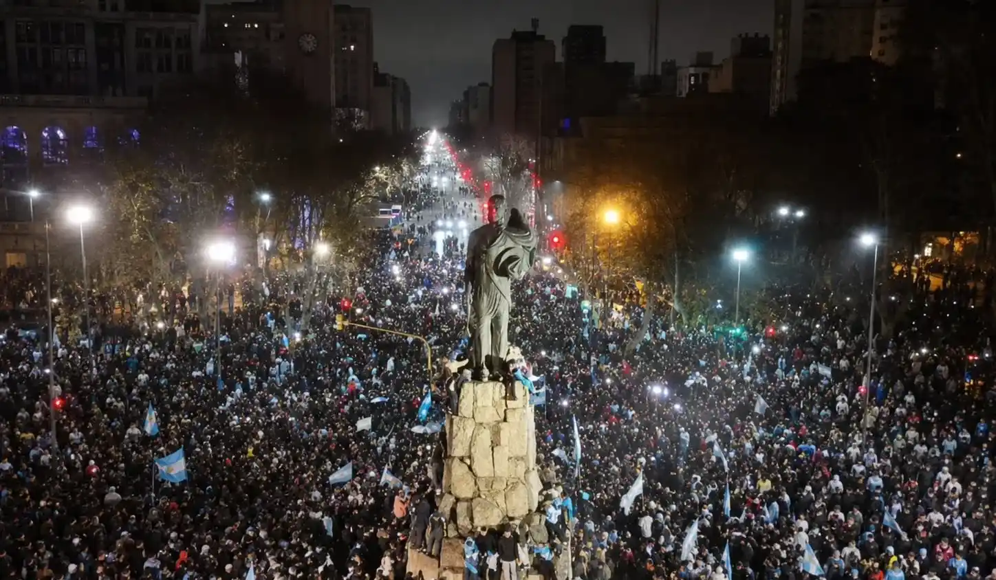Luego del partido, una multitud se concentró en el Monumento a Gral San Martín a festejar