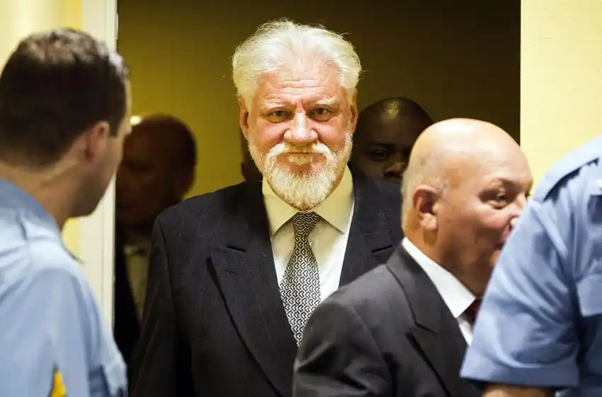 Ex militar ingirió veneno y se suicidó durante su juicio