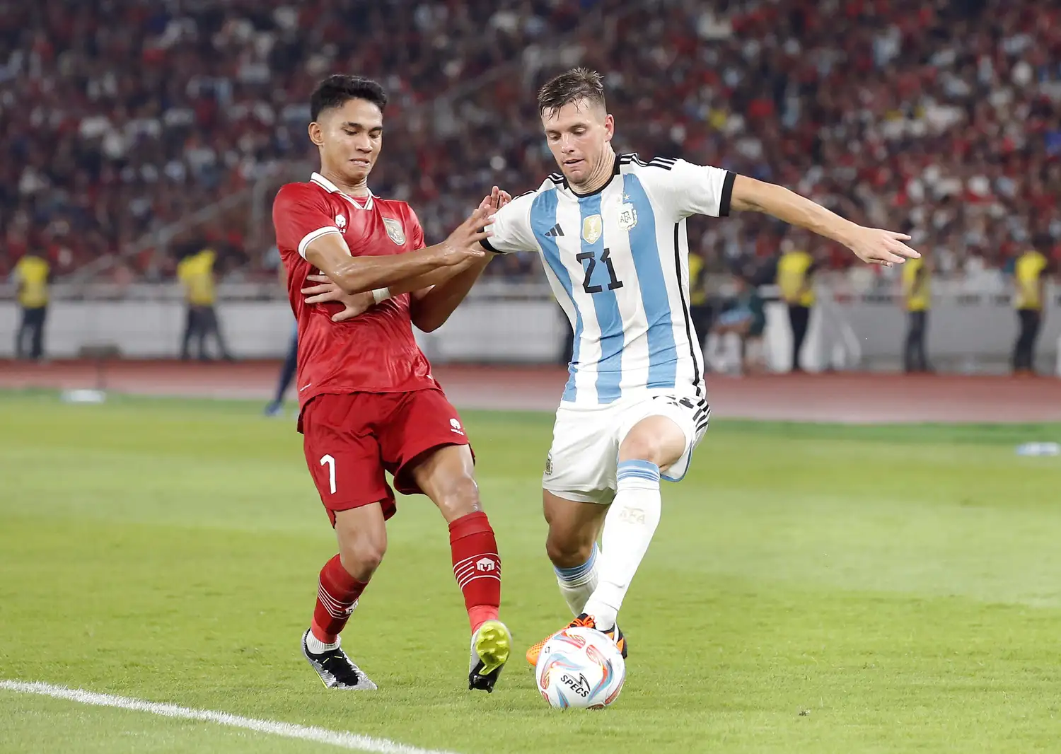 Lo Celso busca desnivelar ante Marselino.