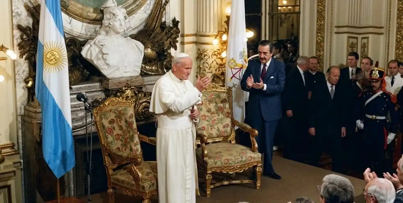 El papa Juan Pablo II en su segunda visita a la Argentina en la Casa de Gobierno donde es aplaudido por el presidente Raúl Alfonsín. Foto: Jorge Sánchez/Télam