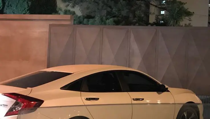 Estacionado sobre la vereda, en plena Villa Díaz Vélez