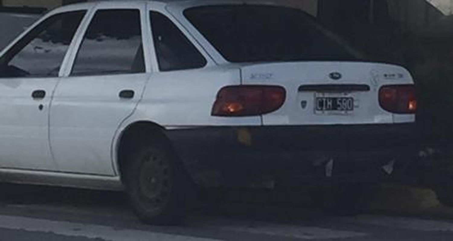 La tiró el auto encima para que se corriera porque quería estacionar
