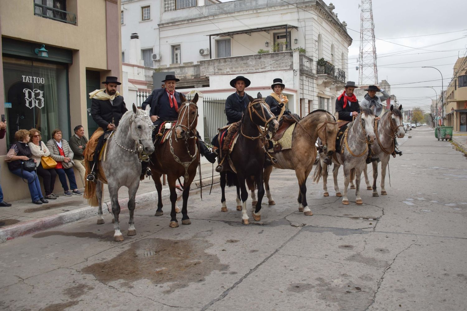 Exitosa muestra de aperos y ponchos tradicionales en la rural