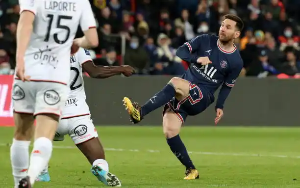 Messi define para el cuarto gol de PSG.