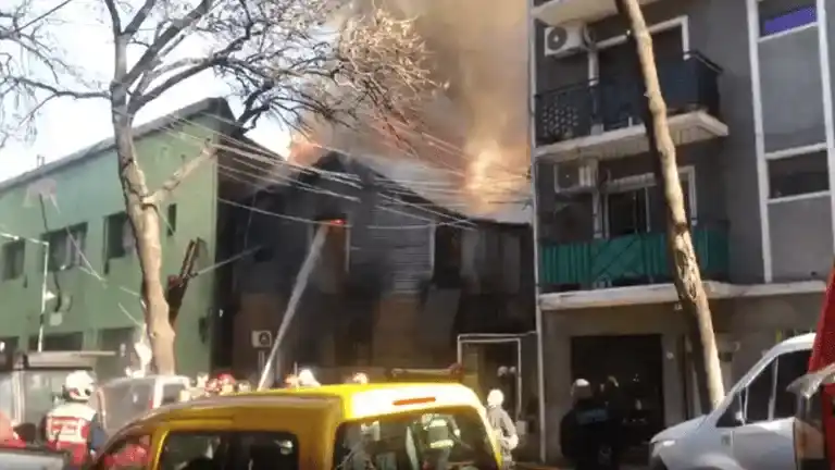 Un hombre en silla de ruedas murió en un trágico incendio en un conventillo