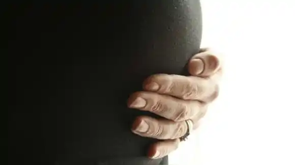 LA ARROJÓ AL PISO Y LA GOLPEÓ: detienen a un hombre por darle con una tabla a su pareja embarazada