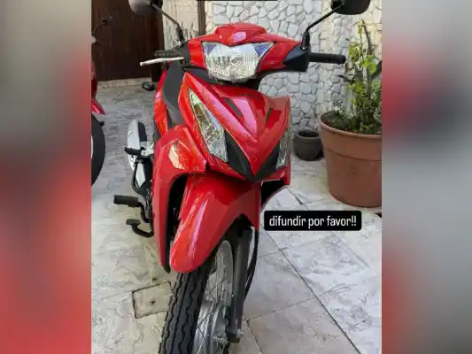 El vehículo estaba estacionado fuera de la escuela 6.