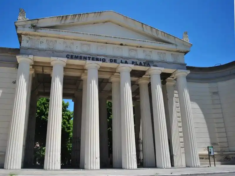 La Plata: Denuncian al director del Cementerio por un escándalo