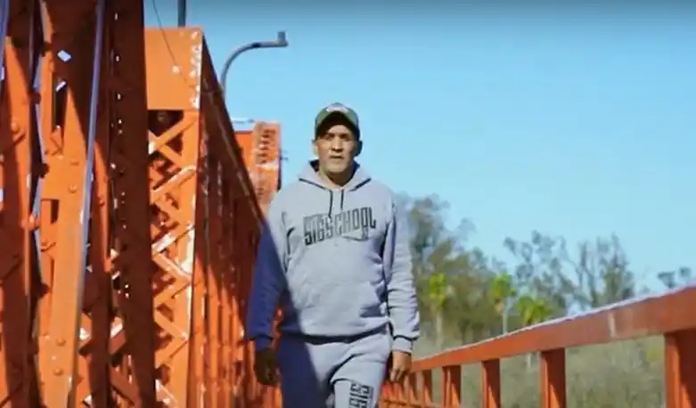 Diego Alonso, durante el rodaje del programa en el Puente Méndez Casariego 