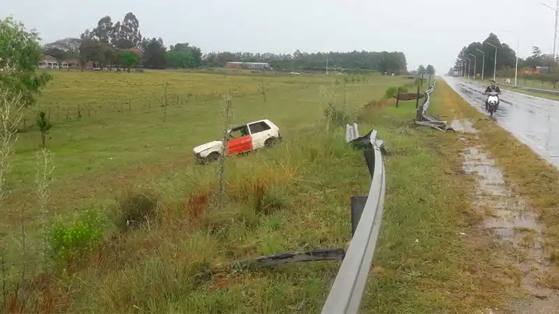 Un menor de 16 años manejaba en la ruta, despistó en el acceso, chocó y se negó a ser atendido por los médicos