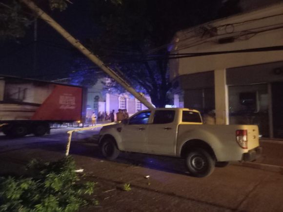 Después de haber sido aplastada por una columna de alumbrado, la DDI tuvo que arreglar su camioneta