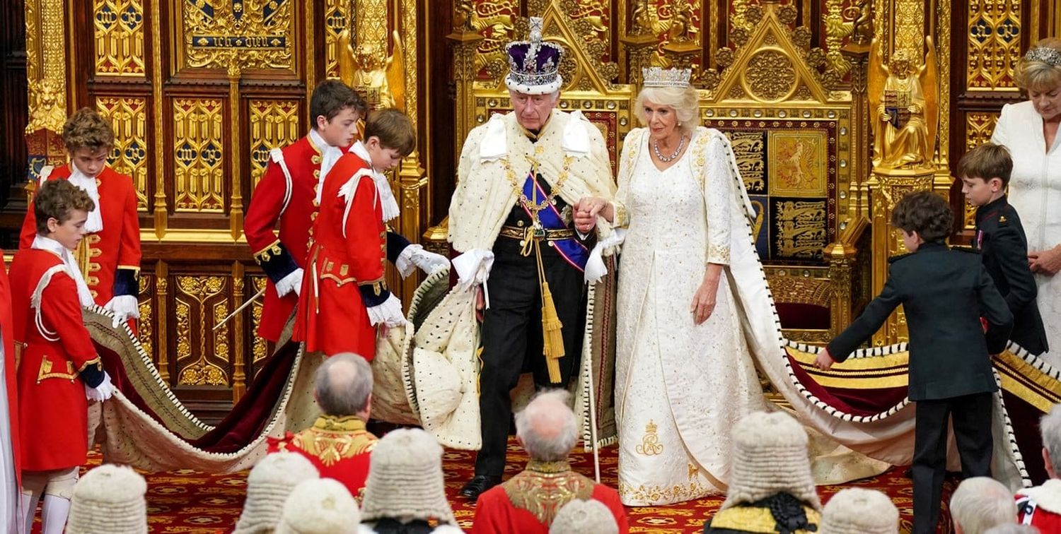 El rey Carlos III junto a la reina Camila en la Cámara de los Lores. Crédito: Arthur Edwards/Reuters