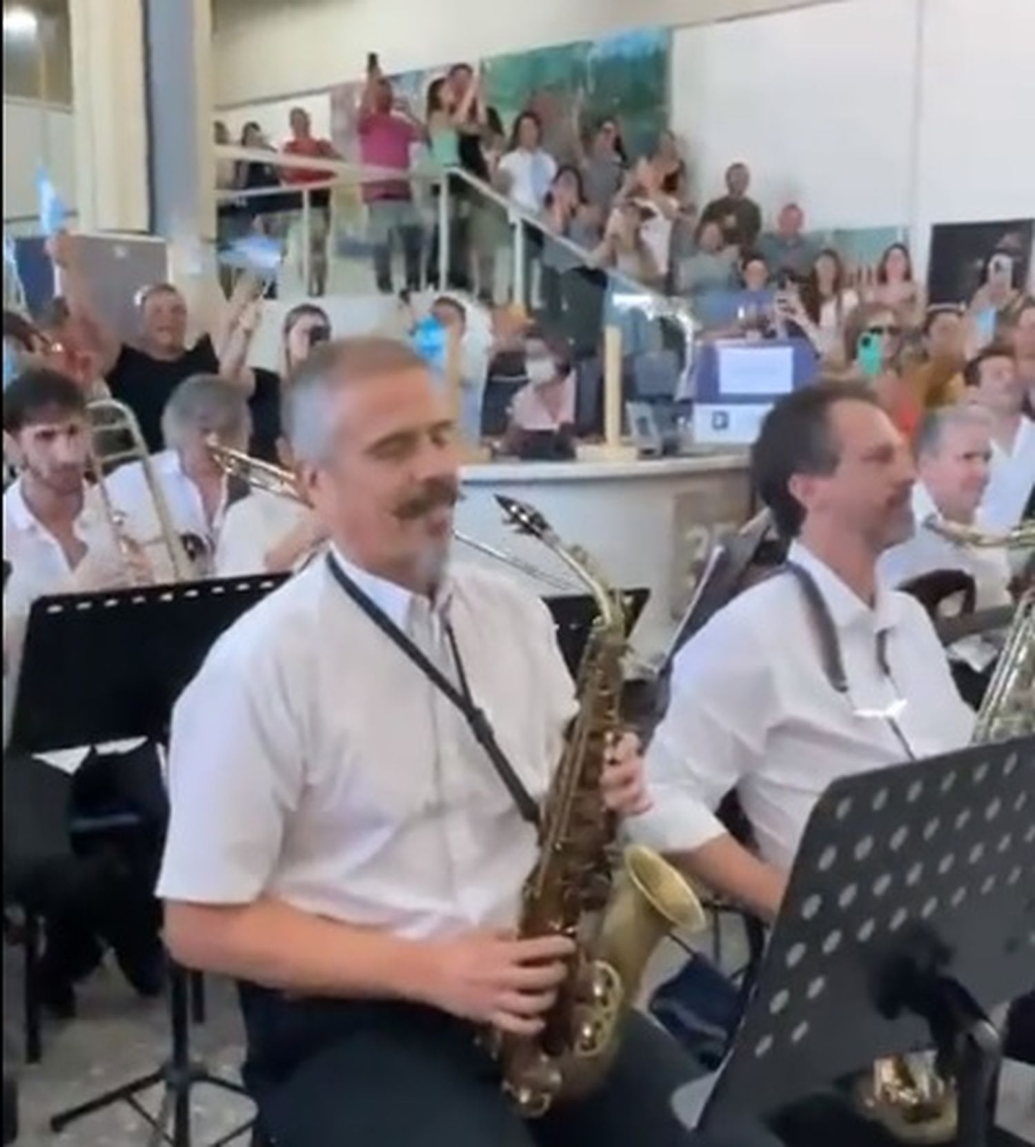 En Tres de Febrero una orquesta recibe a los vecinos que sacan el registro con el tema “muchaaachos”