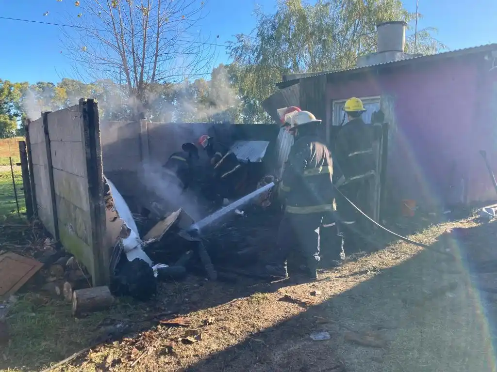 Bomberos Voluntarios sofocaron un incendio de galpón