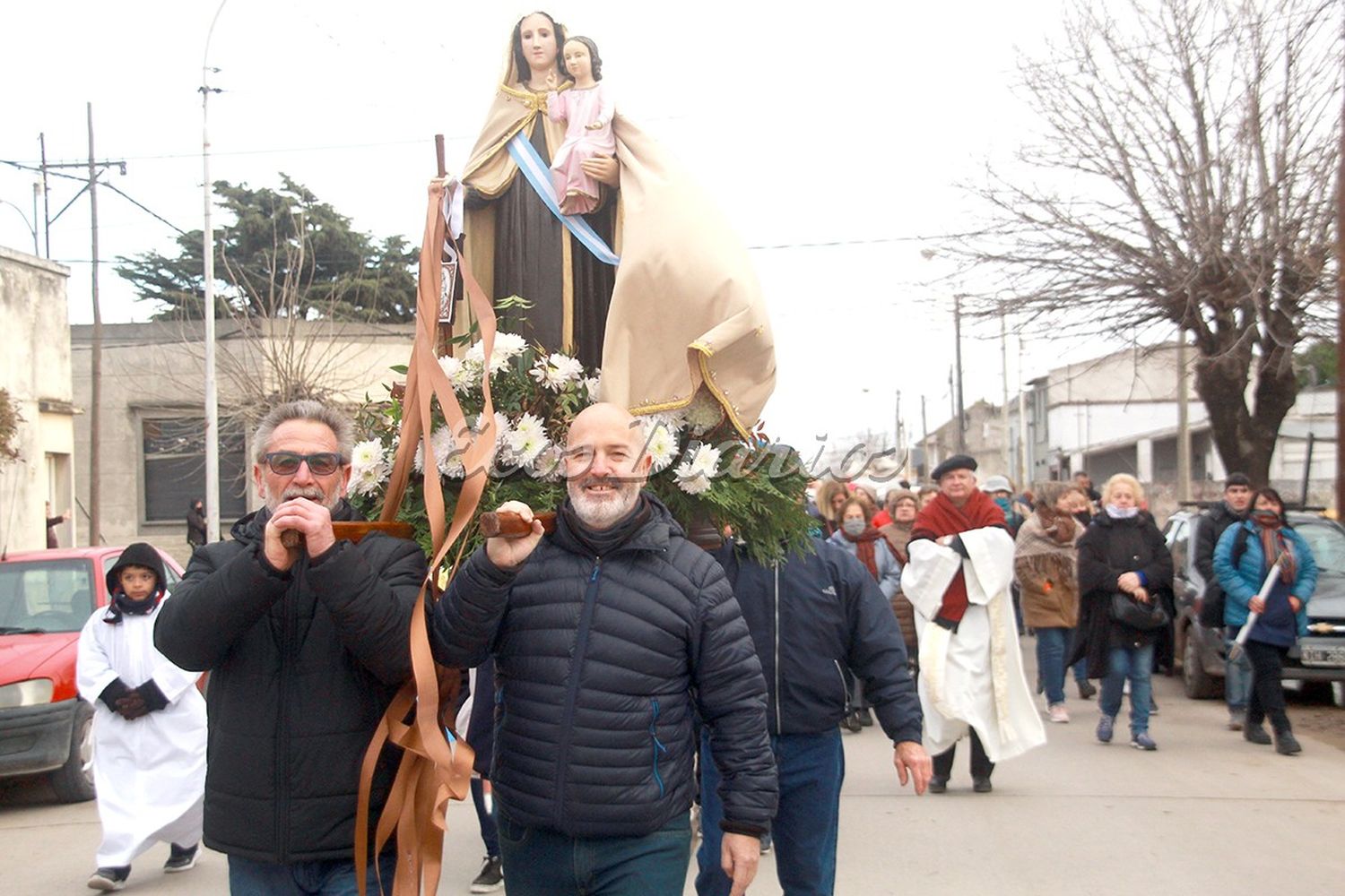 Procesión. Feligreses transportan la imagen de la virgen del Carmen por las calles necochenses