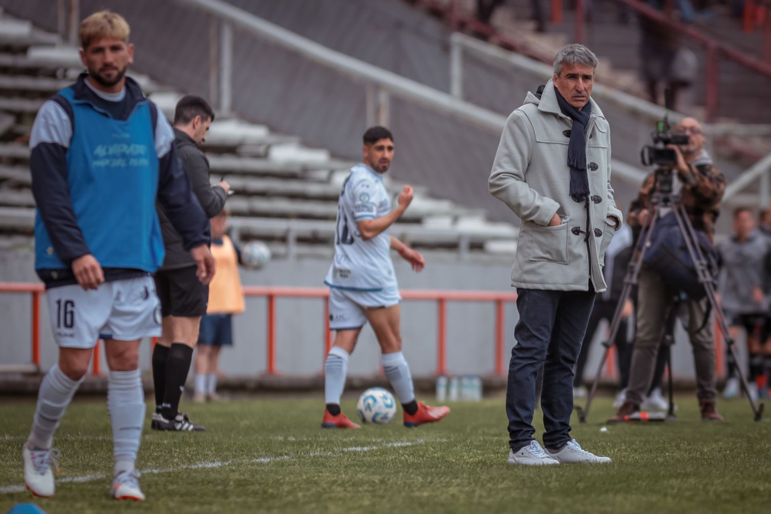 Gabriel Gómez dando indicaciones en el Minella