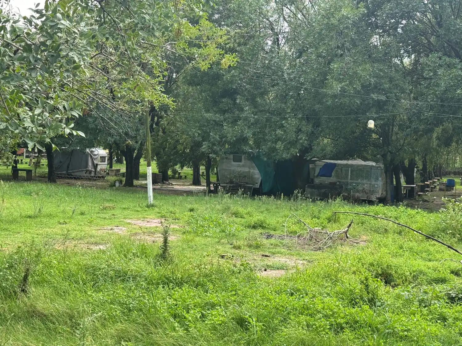 En el predio hay casillas emplazadas y casas rodantes.