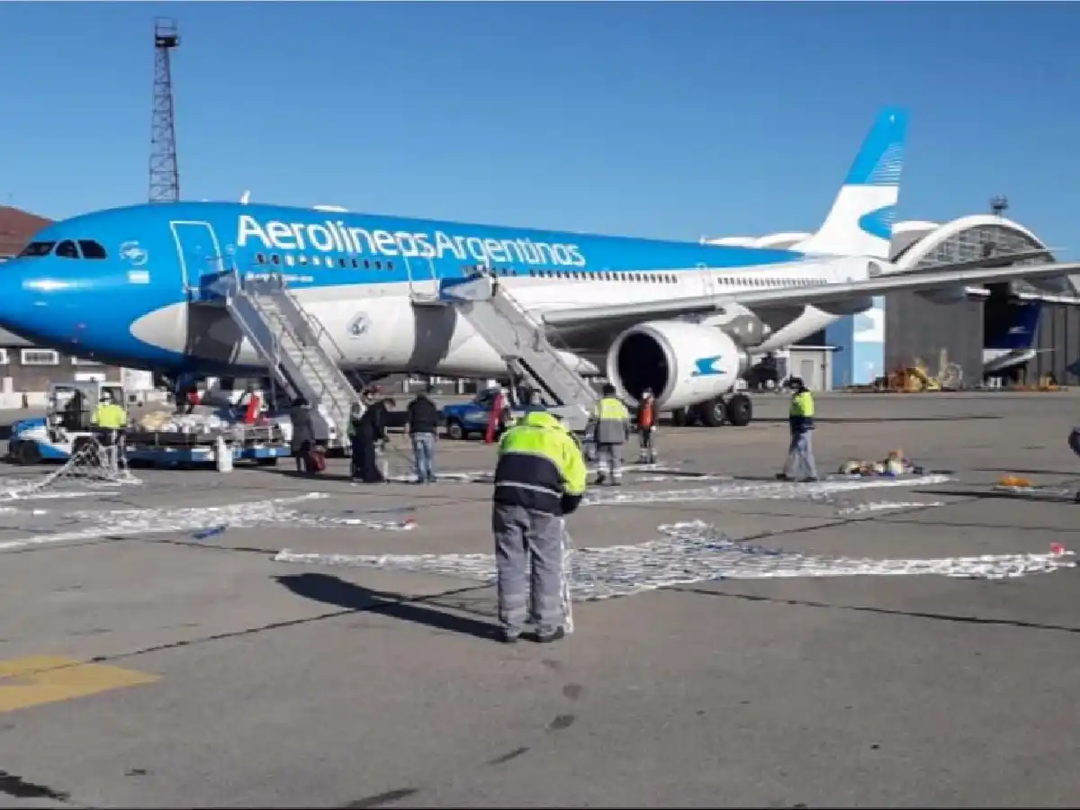 Confirman un tercer vuelo a China para traer insumos médicos 