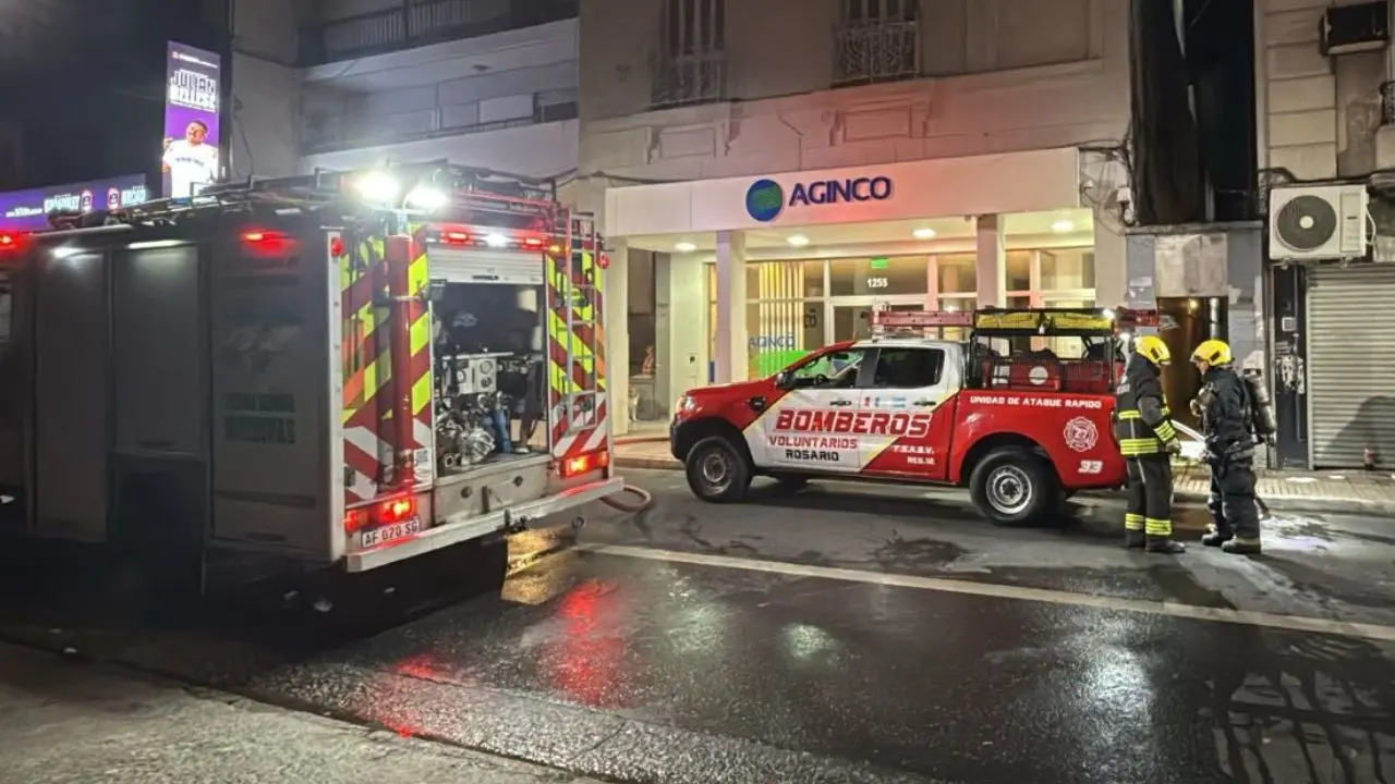 Un incendio generó destrucción total en un departamento de pasillo en el centro