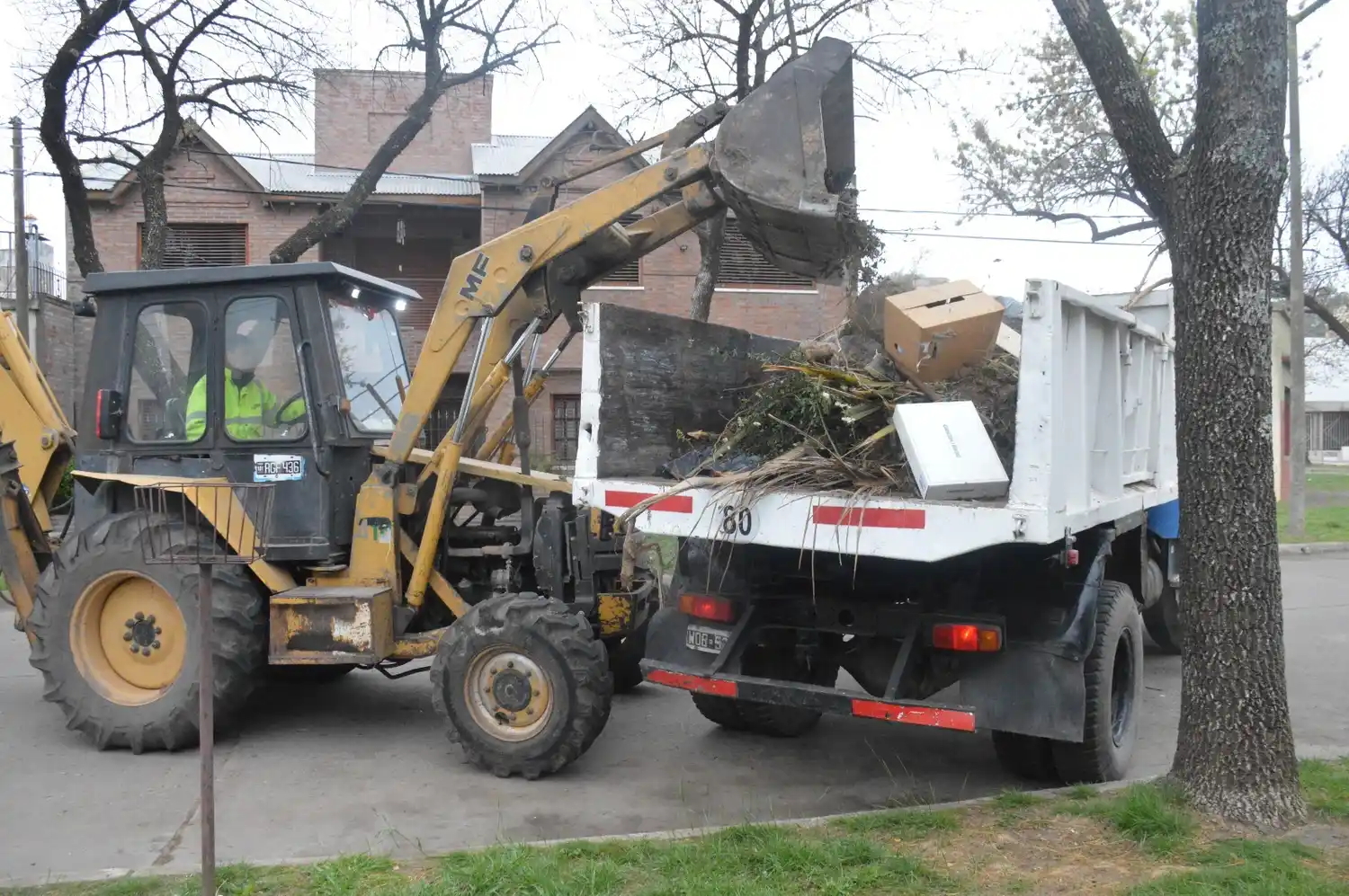 El martes habrá servicios acotados por el feriado nacional.