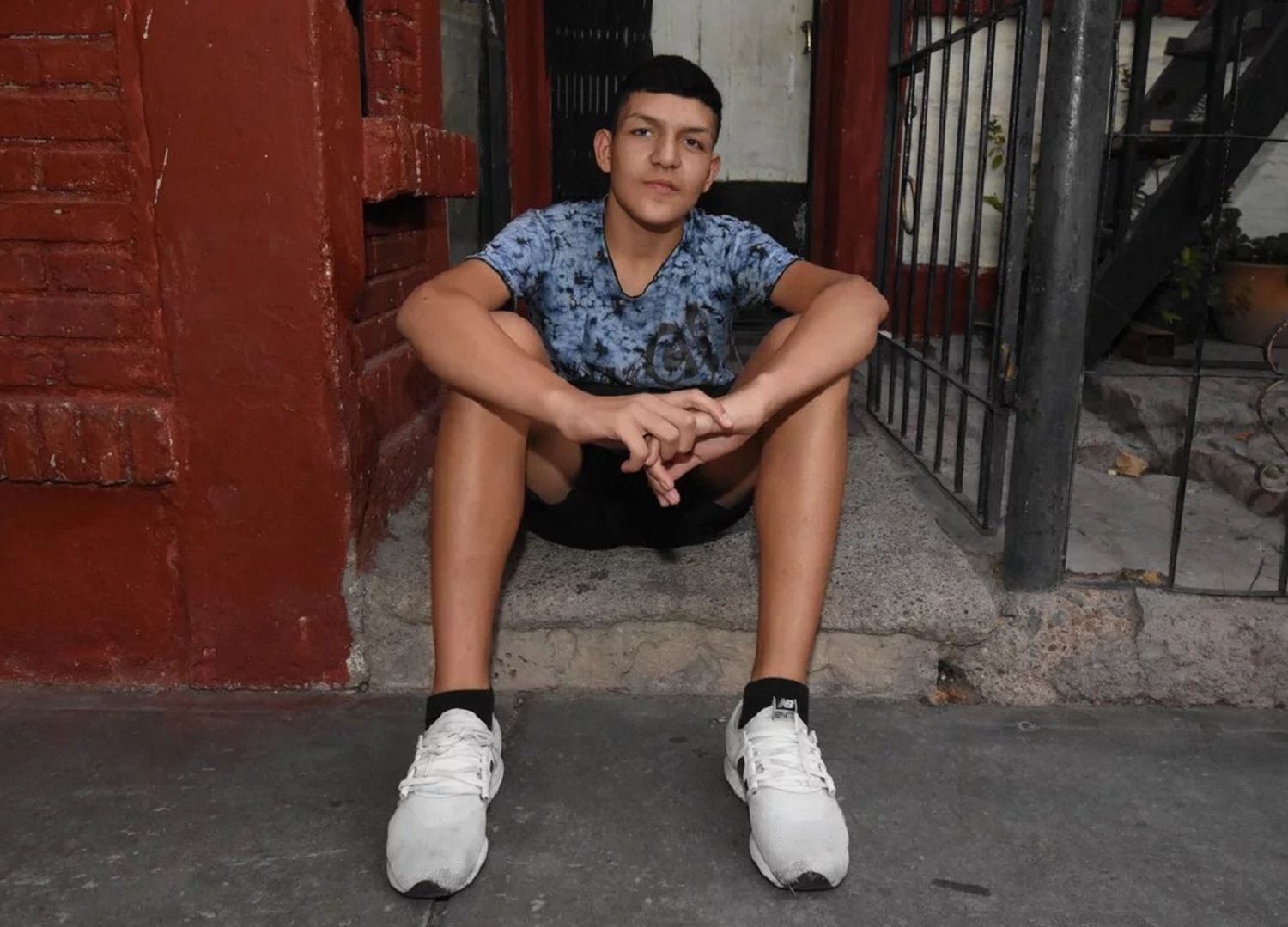 No tenía zapatillas para ir a la escuela y lo ayudaron Ginóbili y Oberto