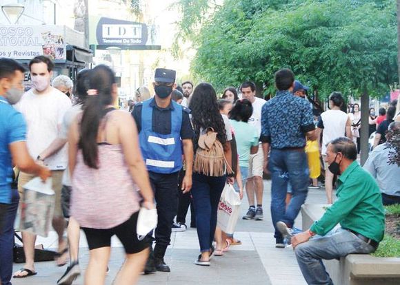 ¿Es beneficioso el pago con débito? ¿Por qué se acepta,  pero se recarga?