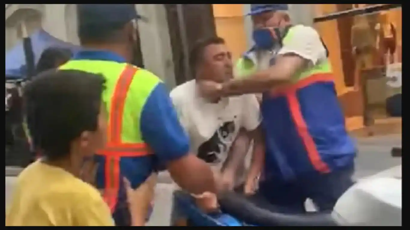 Le quisieron secuestrar la moto y se agarró a las piñas con los agentes de tránsito