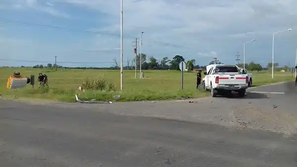 Camioneta chocó trailer que llevaba una 4x4 en el cruce de las rutas 42 y 136