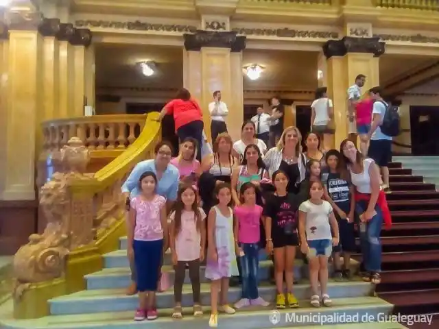 La Escuela Municipal de Danzas "Alas" visitó el Teatro Colón