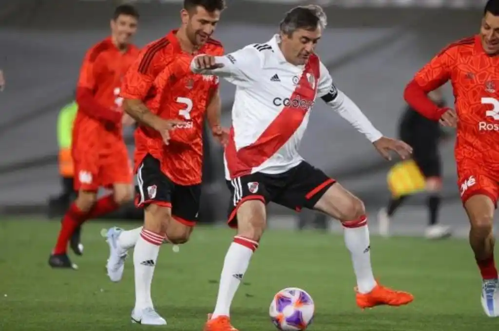 Video: Enzo Francescoli metió un golazo en la despedida de Leo Ponzio y fue ovacionado en el Monumental