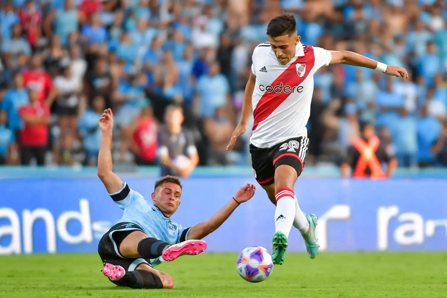 Solari puede desnivelar por los costados en River.