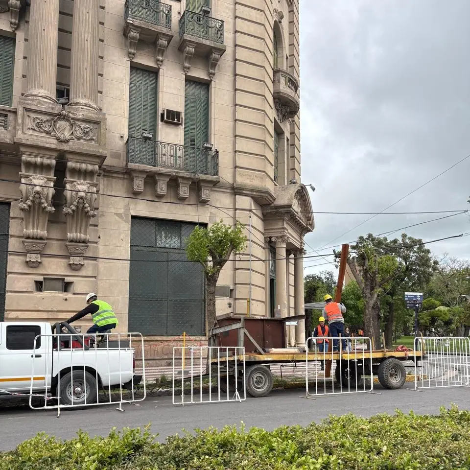 Grúa realizando arreglos en La Previsión