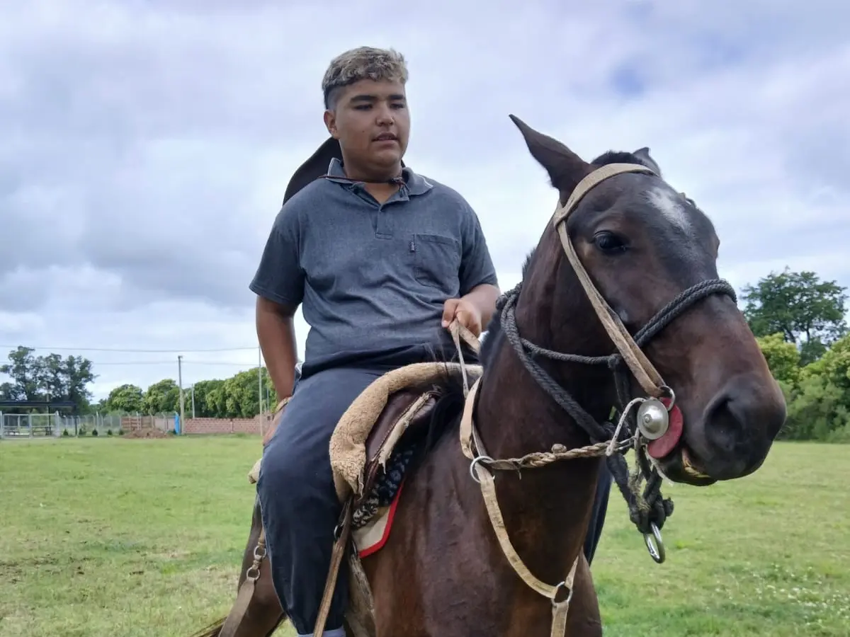 Joaquín junto a Manchitas, su yegua terapéutica.