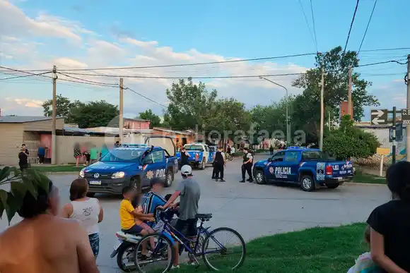 Intenso movimiento policial y un barrio revolucionado: cascotazos contra la policía y respuesta con balas antitumulto
