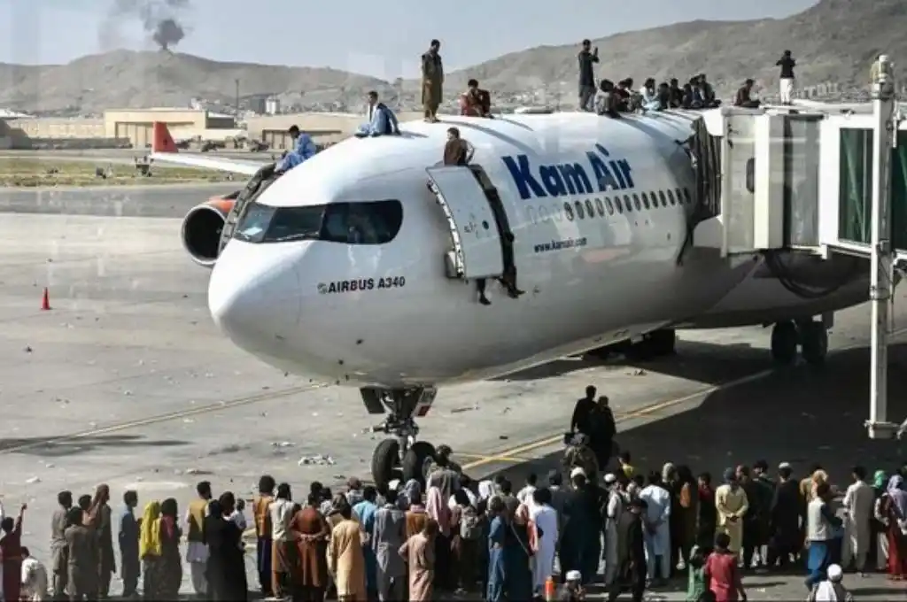 Impactantes imágenes de la desesperación de miles de personas por huir de Afganistán