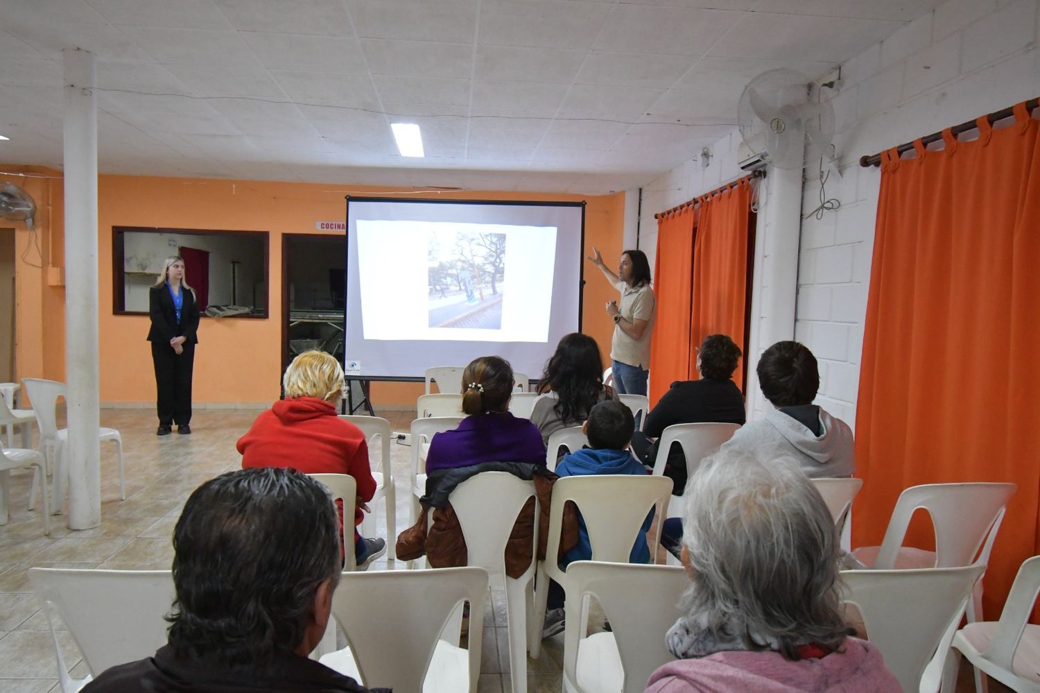 Realizaron una reunión con vecinos de barrio San Cayetano por el programa de seguridad