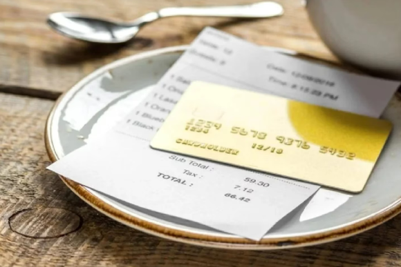 Fueron a festejar un cumpleaños, llevaron la torta y el ticket del restaurante los enloqueció: “¡Pará de llorar!”