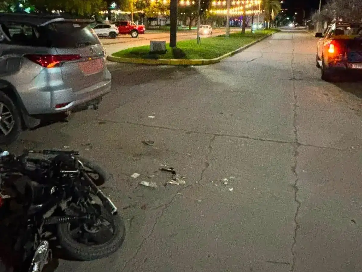 Choque entre una camioneta y una moto en la región: una persona fue trasladada - 1