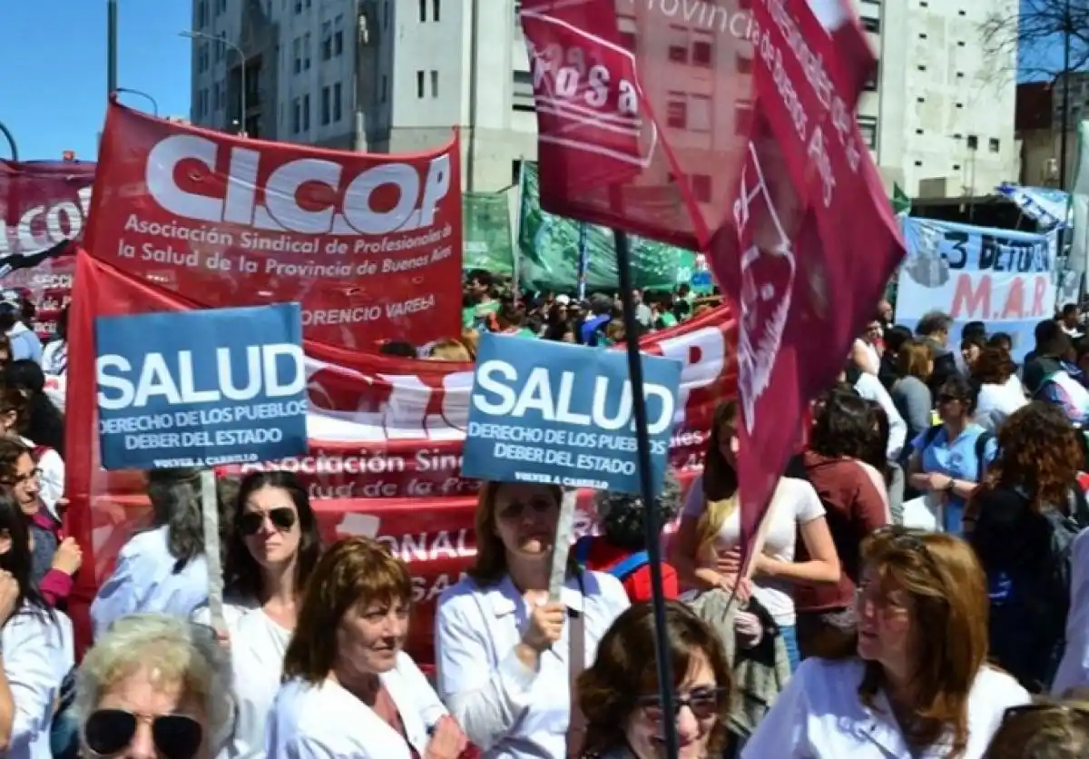 Médicos bonaerenses presionan a Kicillof para que los convoque de manera "urgente" a paritarias